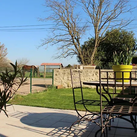 Rénové Avec Terrasse, Animaux Admis Près De St Pourçain - Fr-1-489-138 *